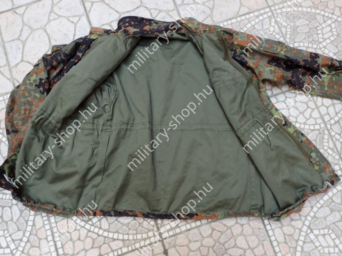 belga ejtőernyős kabát dzseki ejtőernyős bakancs rohamkés kés bicska tőr ejtőernyős sisak , katonai bolt üzlet army shop store military shop store in budapest